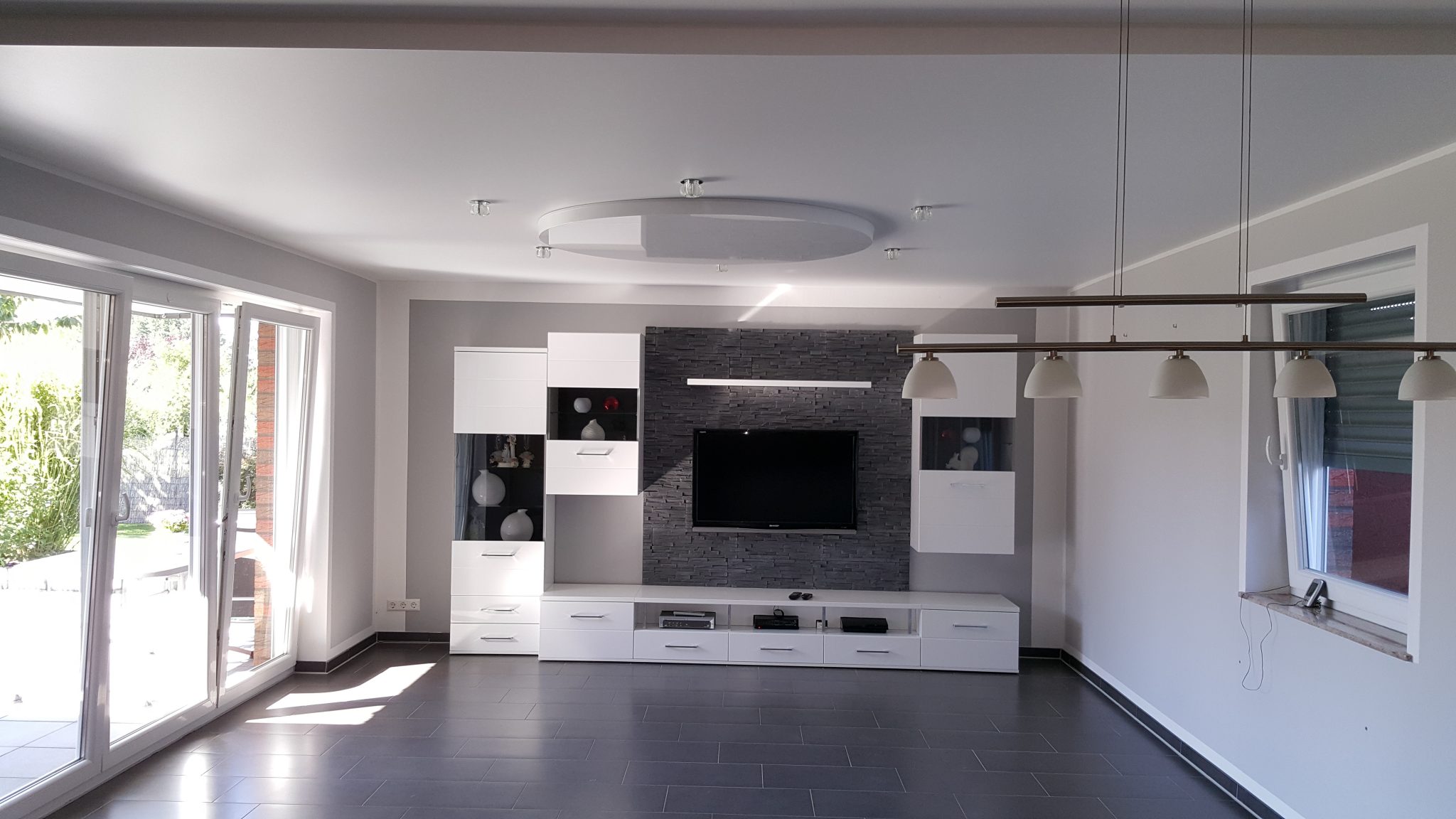 Moderne Spanndecke im Wohnzimmer